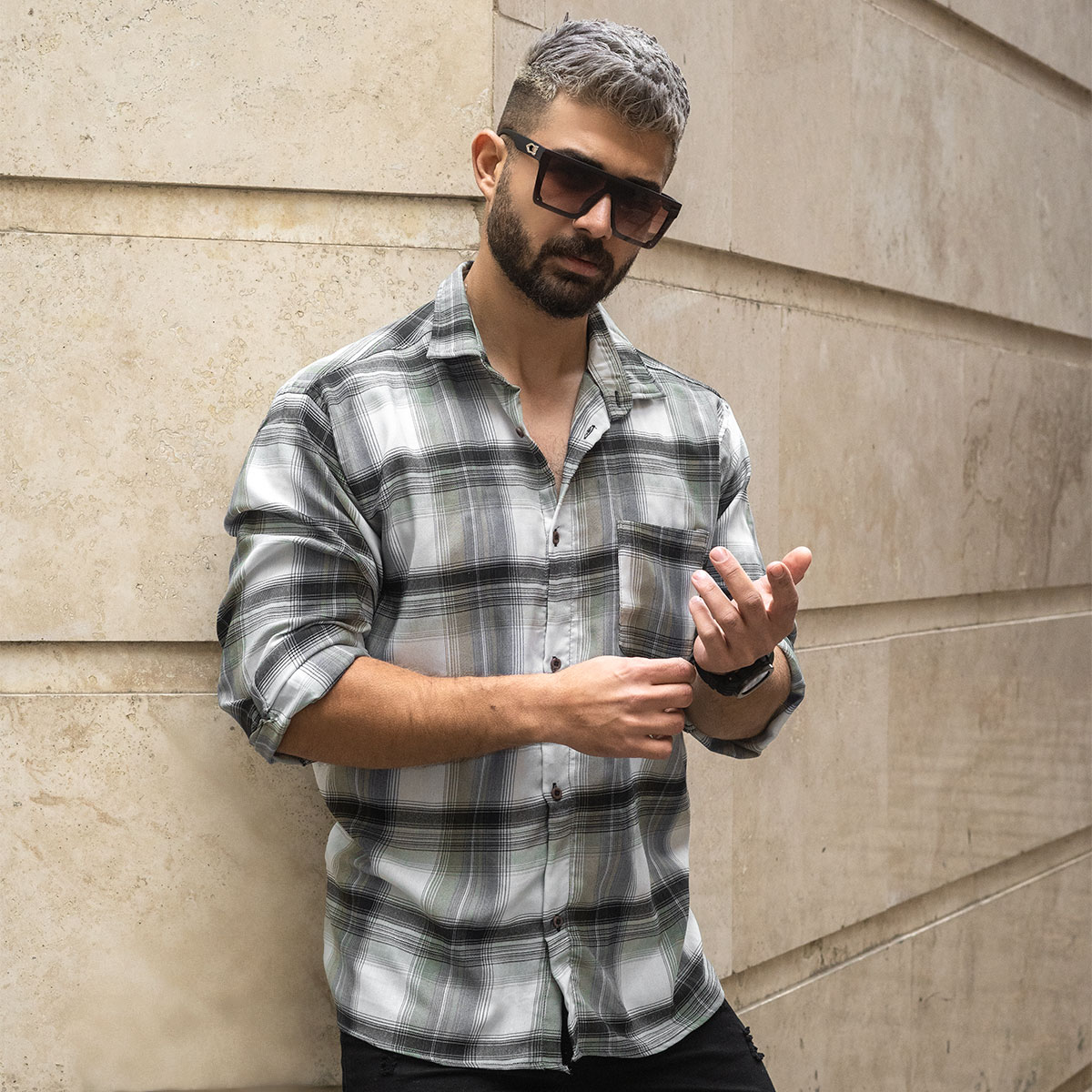 پیراهن مردانه چهارخونه سفید طوسی مدل alvand