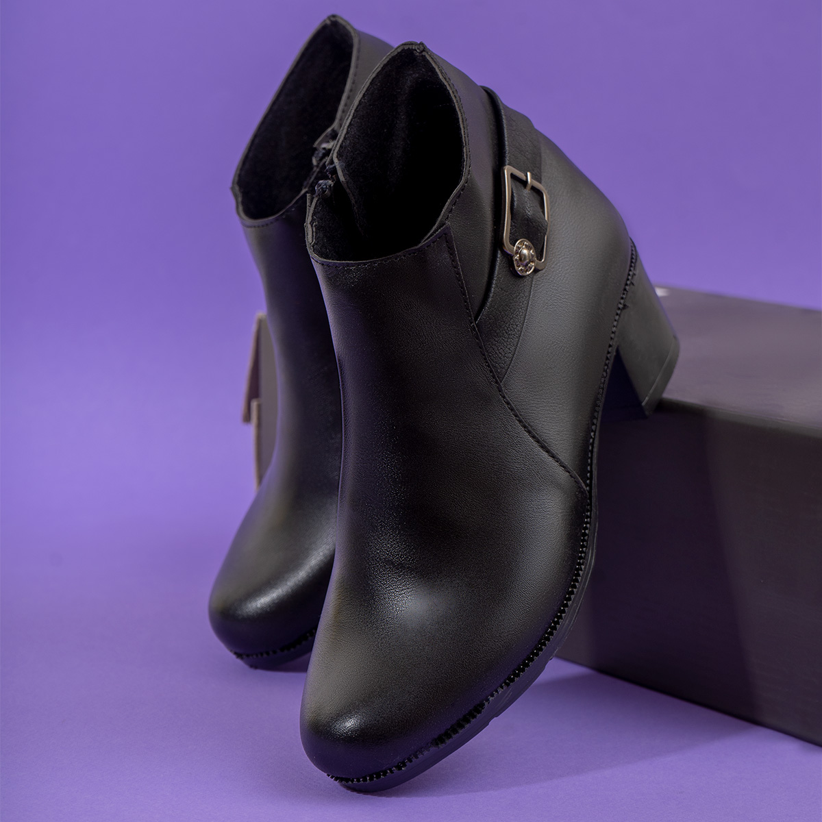 نیم بوت زنانه سگک دار مشکی مدل Dina