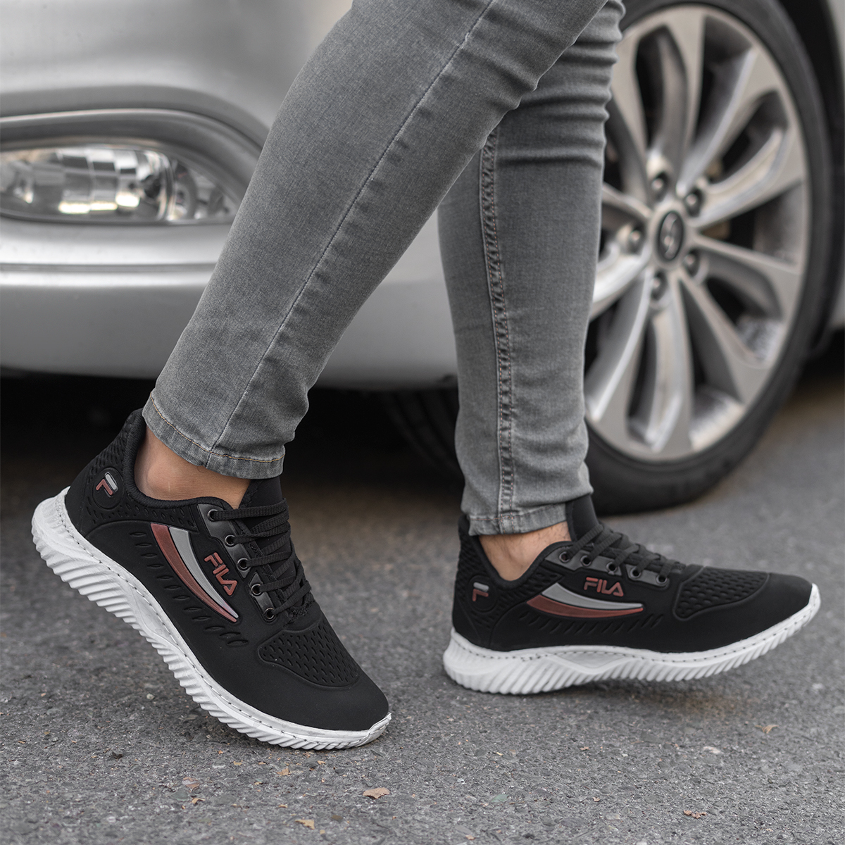 کفش ورزشی مردانه فیلا مشکی مدل Redmin