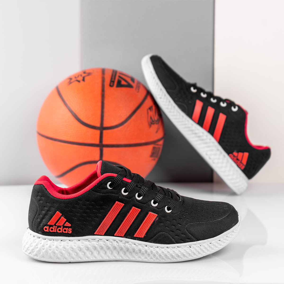 کفش ورزشی Adidas مردانه مشکی قرمز مدل Sisam(T)